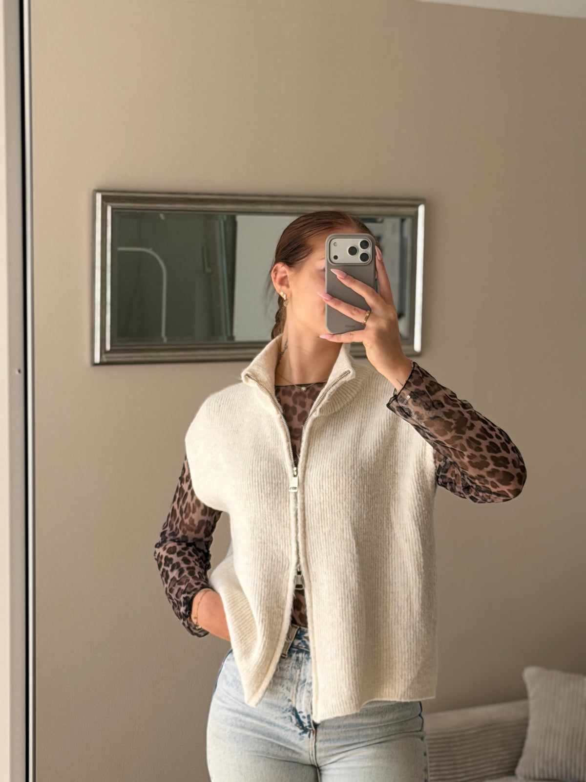 Creme Strickweste für Damen mit Reißverschluss – Outfit Ansicht