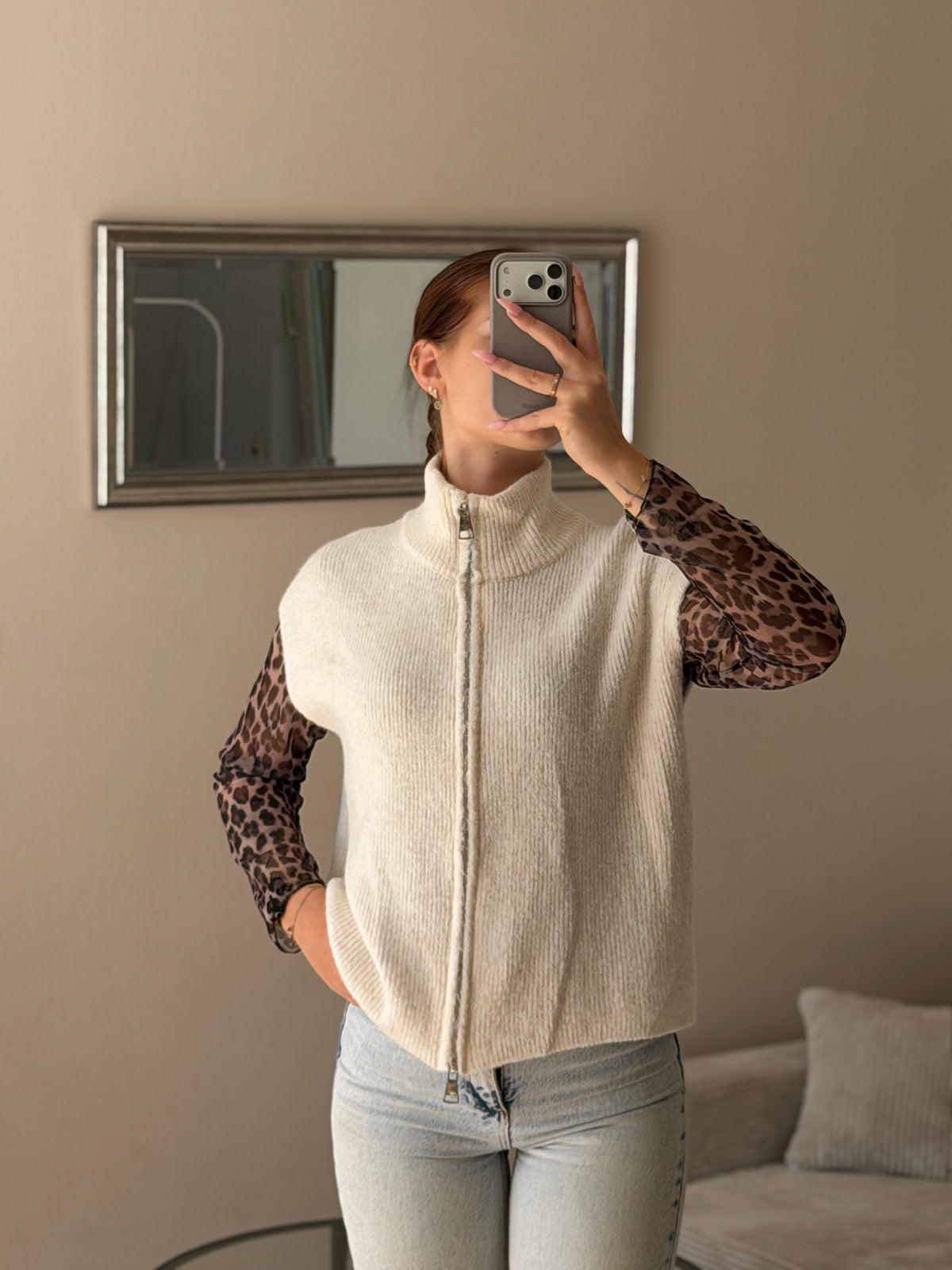 Creme Strickweste für Damen mit hohem Kragen und Reißverschluss
