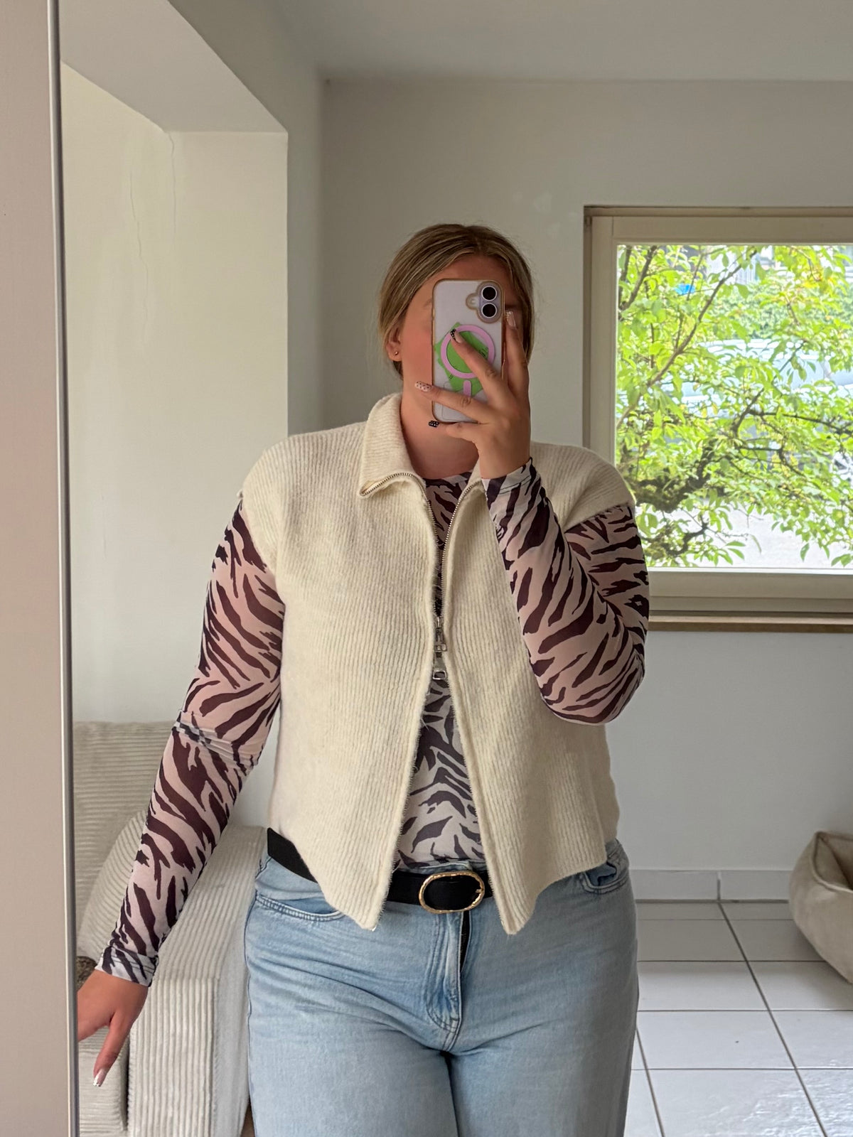 Cremefarbene Zipper Weste für Damen – offen kombiniert
