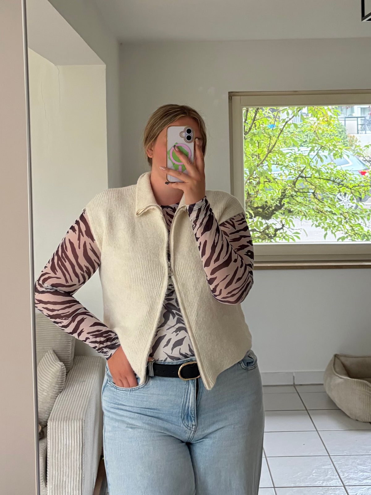 Creme Damen Weste aus Strick – seitliche Outfit Ansicht
