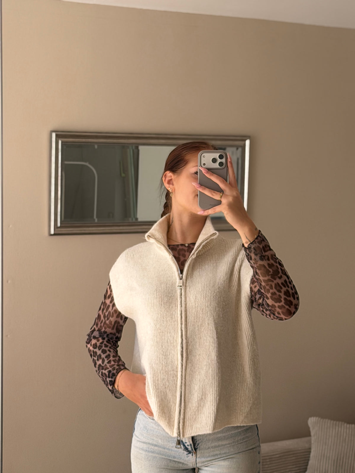 Cremefarbene Damen Strickweste mit Zipper – Vorderansicht