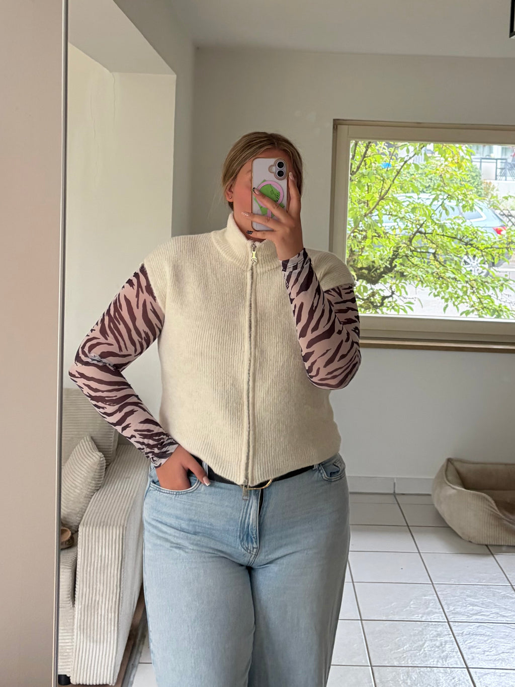 Creme Strickweste mit Reißverschluss – lässiger Layering Look