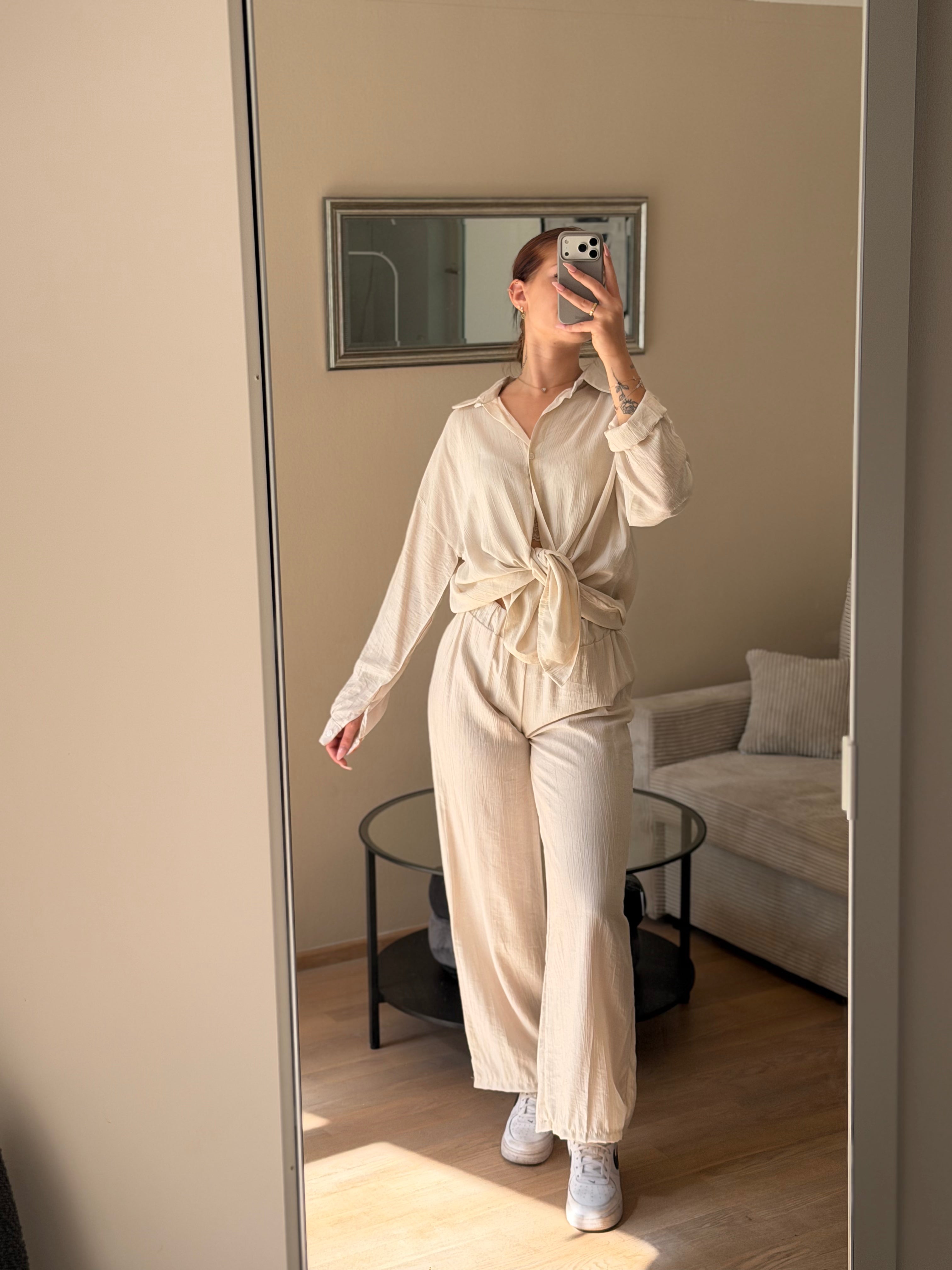 Beiges Damen Lounge Set mit Cardigan und weiter Hose getragen